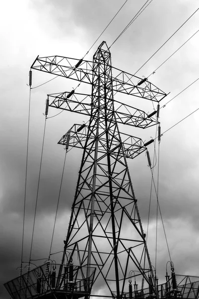 Pylons de eletricidade Reino Unido de baixo ângulo HDR BW — Fotografia de Stock