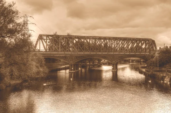 Demir demiryolu köprüsü Peterborough Ingiltere 'de HDR sepya tonu