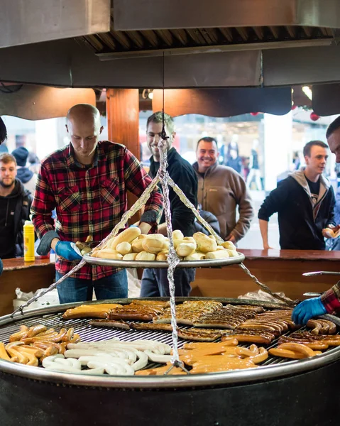 Bristol Christkindlmarkt, Deutscher Markt - Männer servieren Essen auf s — Stockfoto