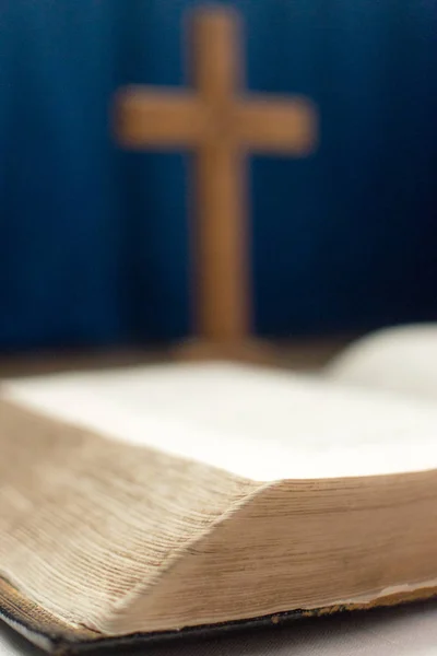 Bibbia con croce sfocata sullo sfondo B — Foto Stock