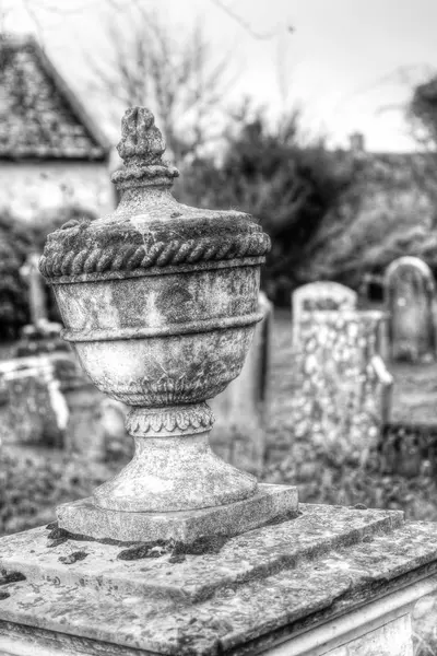 URN ваза в старому кладовищі Hdr — стокове фото