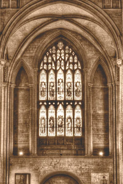 Peterborough kathedrale farbiges glas hdr sepia ton — Stockfoto
