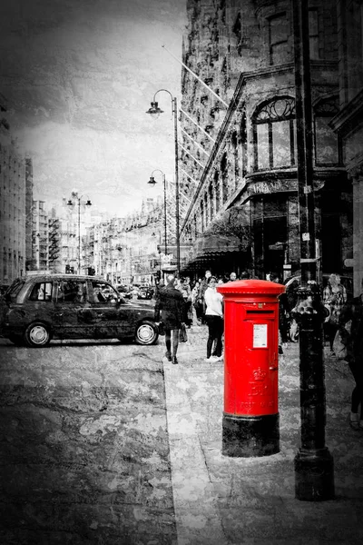 Ізольовані червоний поштова скринька на жвавій вулиці Лондона — стокове фото