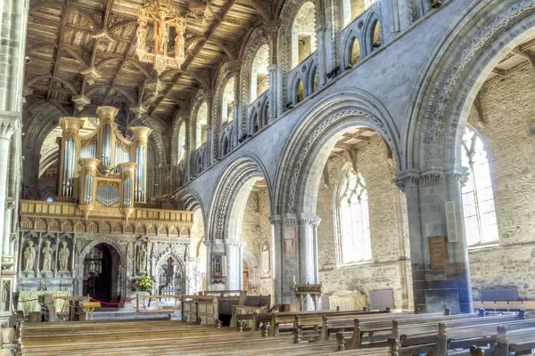 St Davids Cathedral klenba hlavní lodi Hdr — Stock fotografie