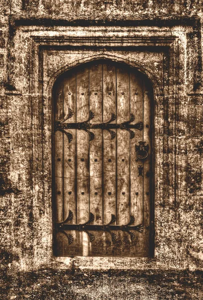 Puerta de madera vieja abstracta con puerta borrosa en Sepia — Foto de Stock