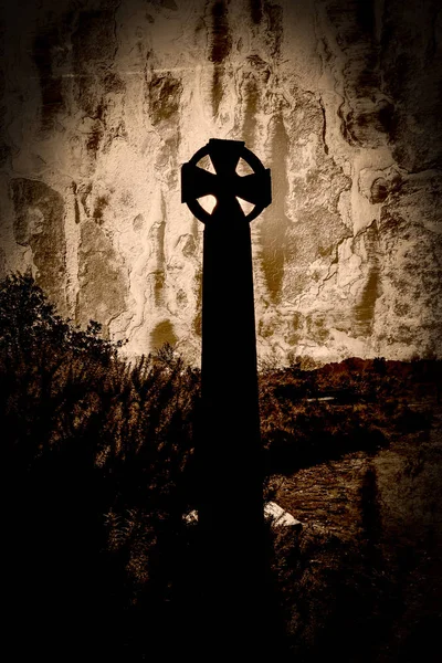 Siluett av keltiska korset i Sepia — Stockfoto