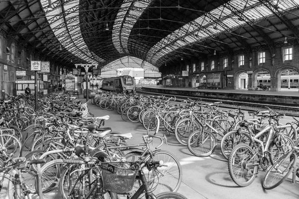 Parque de bicicletas em Bristol Temple Meads Station — Fotografia de Stock
