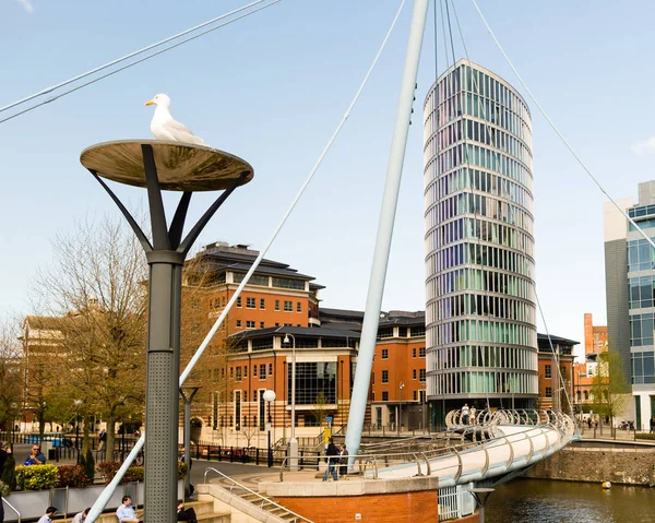 Zobacz ponad Bristol Temple Quay Valentine Bridge i oko budynku — Zdjęcie stockowe