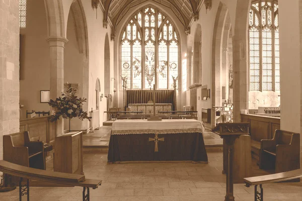 SS Peter och Paul parish church altaret Sepia ton Northleach — Stockfoto