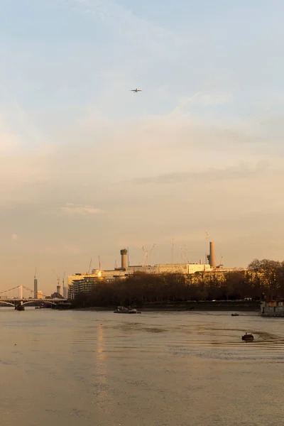 Самолет над Баттерси в Лондоне — стоковое фото