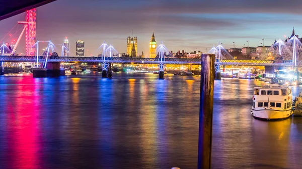 Vue de nuit du pont Hungerford et des ponts du jubilé d'or Londo — Photo