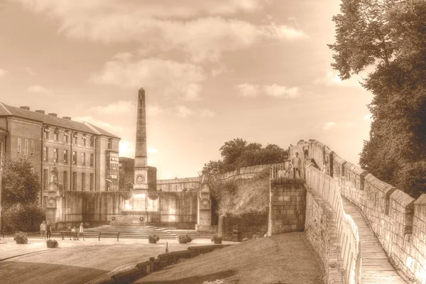 Monumento a la Guerra y Murallas HDR Sepia Tone —  Fotos de Stock