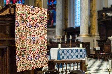 Birmingham katedral işlemeli minber bez