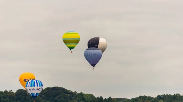 Воздушные шары, взлетающие на Bristol Balloon Fiesta 2016 H — стоковое фото