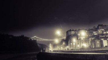 Havai fişek gösterisi Clifton asma köprü Bristol D arkasında