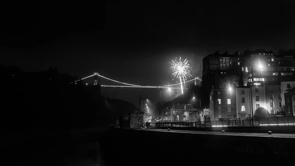 Exibição de fogos de artifício atrás da ponte de suspensão de Clifton Bristol C — Fotografia de Stock
