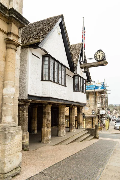 El antiguo Ayuntamiento B calle Burford Oxfordshire en el Cotsw — Foto de Stock