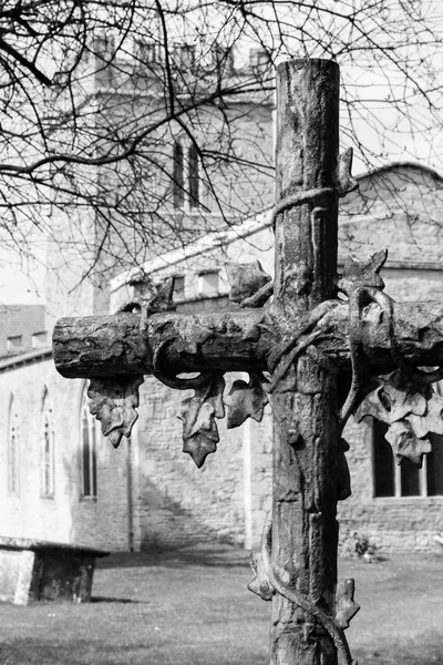 Holzkreuz auf kirchlichem Hintergrund — Stockfoto