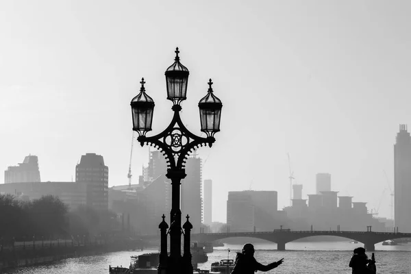 Силуэт лампы на Вестминстерском мосту в Лондоне — стоковое фото