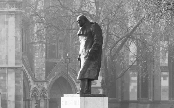 Estátua de Winston Churchill na Praça do Parlamento Londres — Fotografia de Stock