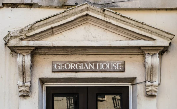 Placa de la casa georgiana con frontón antiguo —  Fotos de Stock