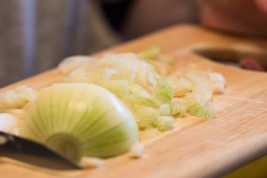 Ahşap bir tahta üzerinde doğranmış beyaz soğan A