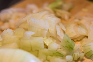 Ahşap tahta üzerinde doğranmış beyaz soğan C