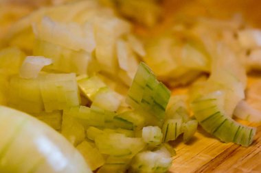 Ahşap tahta üzerinde doğranmış beyaz soğan D