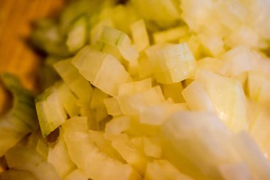 Ahşap tahta üzerinde doğranmış beyaz soğan F