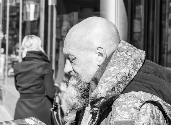 Portrait de rue d'un homme chauve avec barbe B — Photo