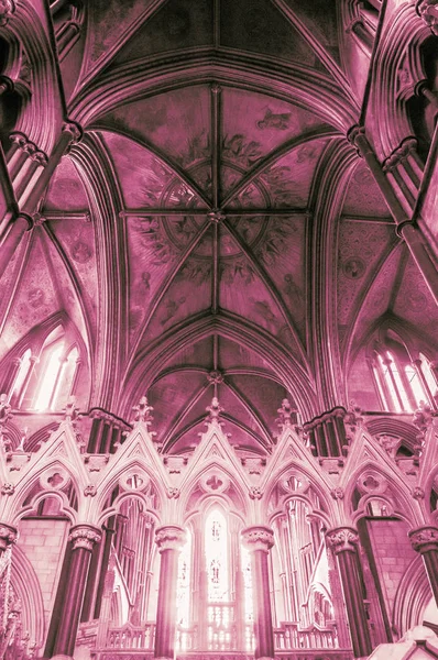 Викторианские арки против канцлерского потолка в Вустерском соборе — стоковое фото