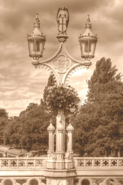 Декоративные фонарные столбы на Лендальском мосту York HDR sepia tone — стоковое фото