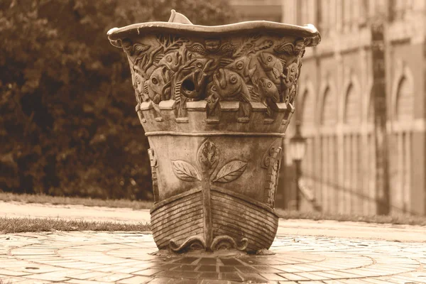 Escultura de la fuente de bebida en el centro del parque del castillo — Foto de Stock