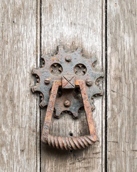 Ржавый стук в старые двери — стоковое фото