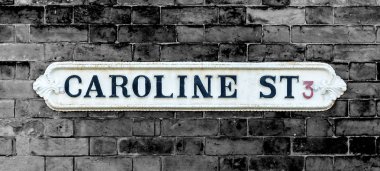 Caroline Street İngiliz Vintage sokak işaretleri izole