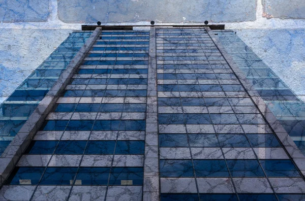 Glass Building basso angolo miscelato con pietra e mattoni texture — Foto Stock