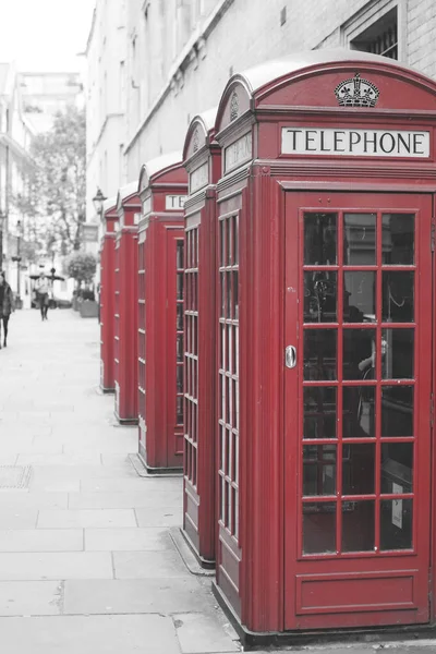 Satır Londra'da kırmızı telefon kutuları — Stok fotoğraf