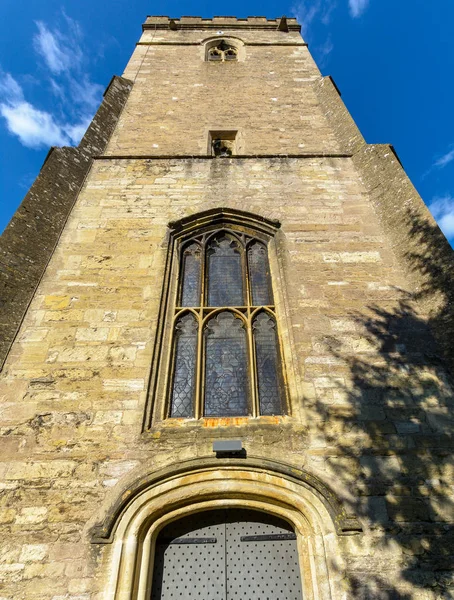 Heilige Drievuldigheid kerk toren West Facade lage hoek B — Stockfoto