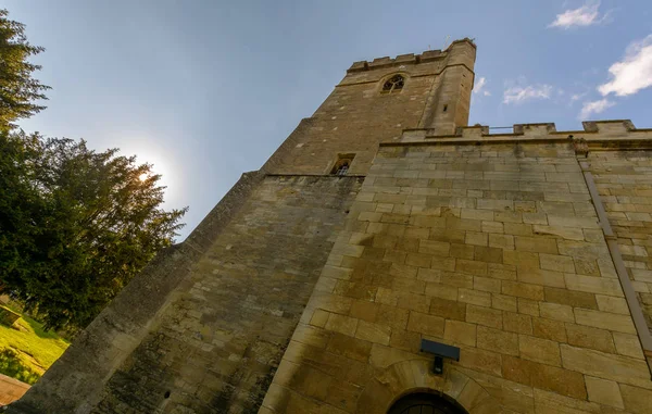 Holy Trinity Church Tower fasad låg vinkel — Stockfoto