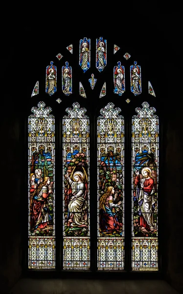 Gebrandschilderd glas, A in de kerk van het Heilige Kruis — Stockfoto