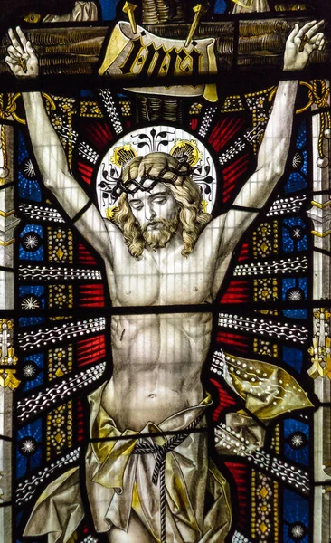 圣安德鲁斯教堂彩绘玻璃密切了耶稣在十字架上 — 图库照片