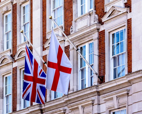 Flag of England and the Union Jack on the Georgian Facade Buildi — Stock Photo, Image