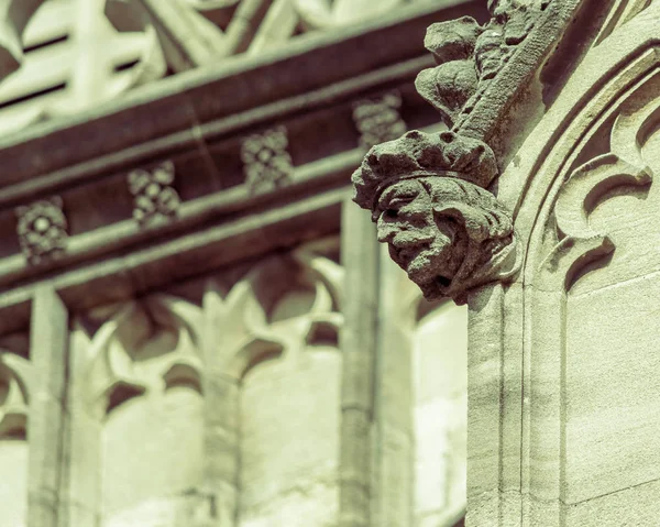 Menschliches Gesicht a on st mary redcliffe church bristol — Stockfoto