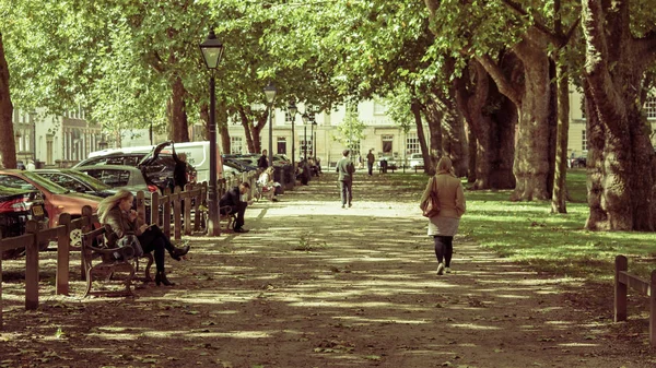 Czas na obiad w Queen Square Bristol — Zdjęcie stockowe