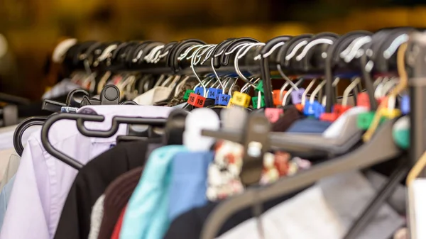 Giysi asılı bir demiryolu İngiliz boyut küpleri ile yakın çekim