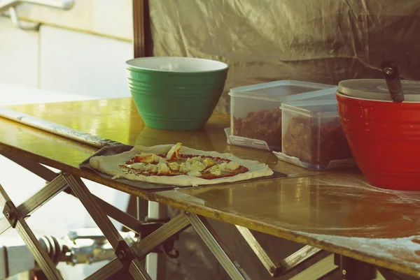 Pizza auf Lebensmittelmarkt — Stockfoto