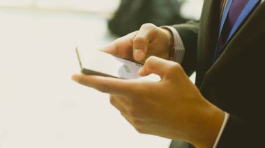 Akıllı Telefon A'yı kullanan bir adamın yakınçekimi