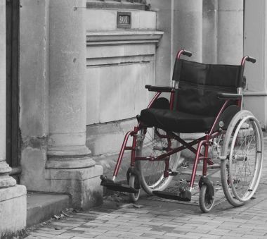 Sokakta boş tekerlekli sandalye