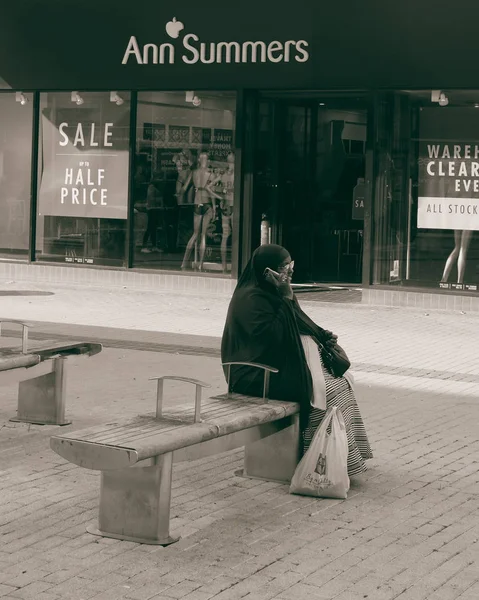 Muslima falando ao telefone fora Ann Summers Shop — Fotografia de Stock
