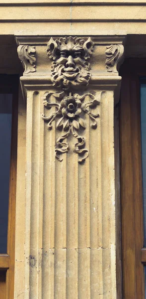 Cara decorativa en un pilar — Foto de Stock